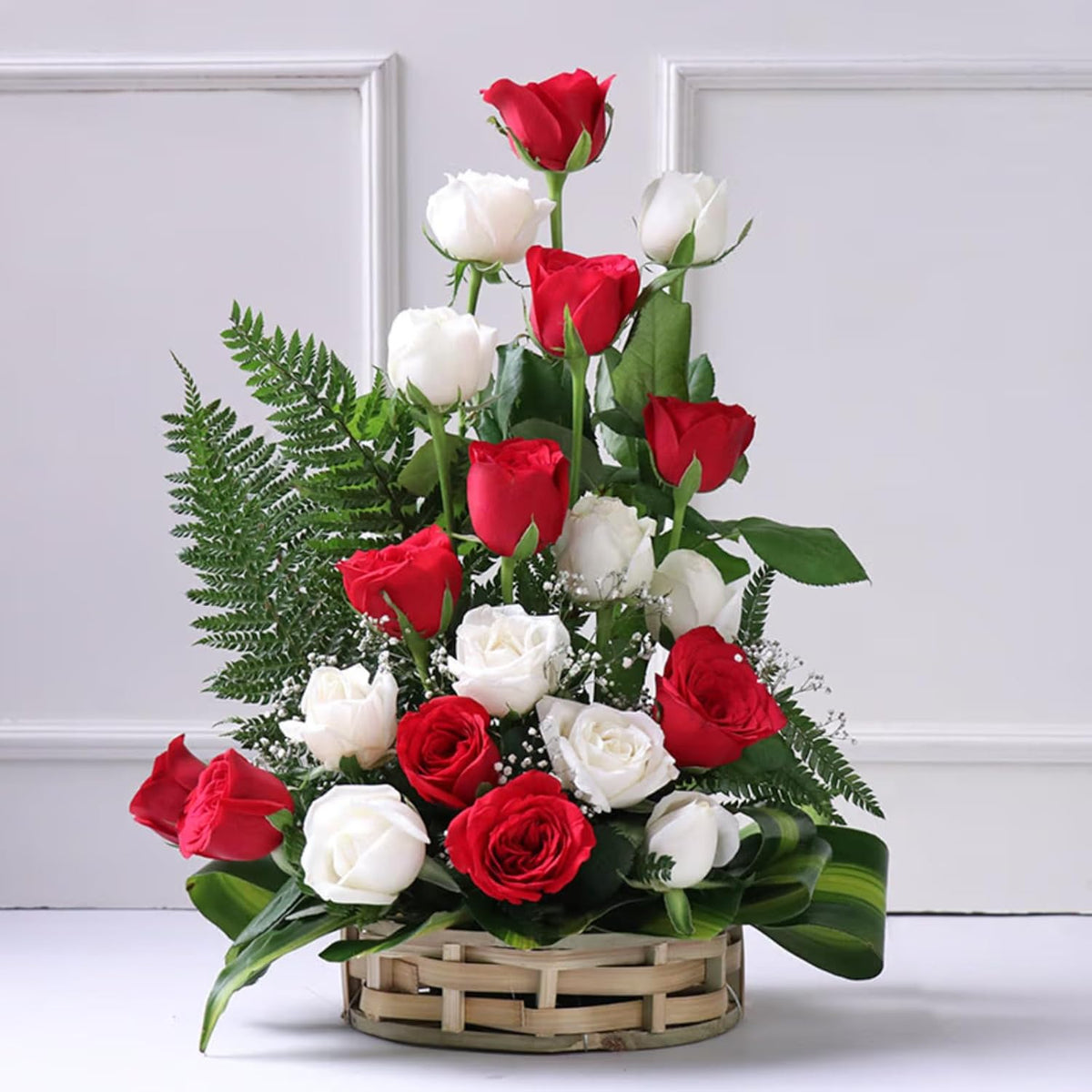 FlowerAura Fresh Live Flower Bouquet of 20 White & Red Roses Flowers In Basket For Birthday Gift, Anniversary Gift, Wedding Gift, Congratulations Gift & Gift For Special Occasions (Same Day Delivery)